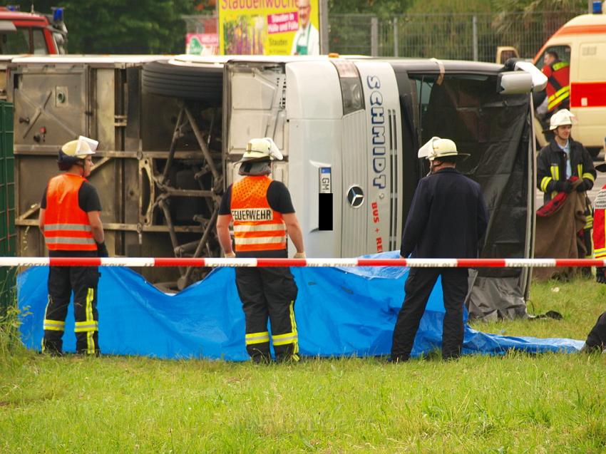 Schwerer Unfall mit Reisebus Lohmar Donrather Dreieck P242.JPG